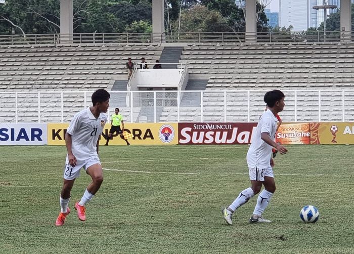 Situasi duel antara pemain timnas U-19 Laos dan timnas U-19 Singapura pada matchday ketiga Grup B Piala AFF U-19 2022 di Stadion Madya, Senayan, Jakarta, Sabtu (9/7/2022).