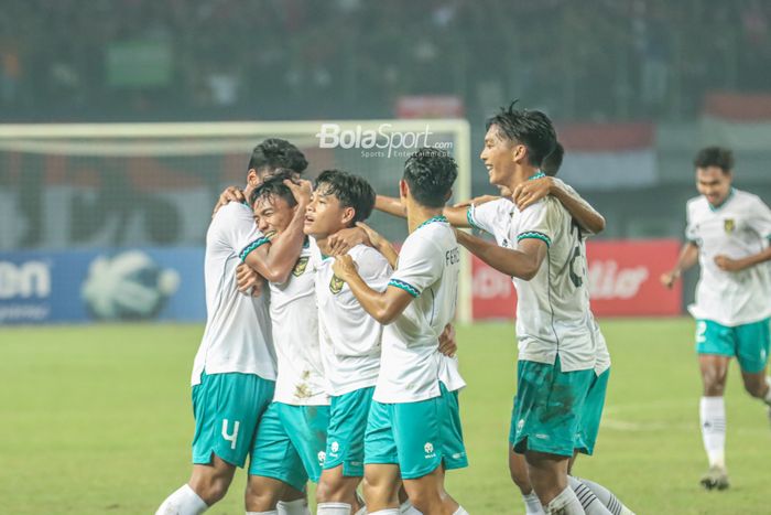 Para pemain timnas U-19 Indonesia merayakan gol dalam laga melawan Myanmar di Grup A Piala AFF U-19 2022, Minggu (10/7/2022) di Stadion Patriot Candrabhaga, Bekasi.