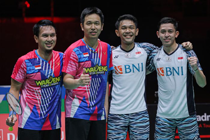 Mohammad Ahsan/Hendra Setiawan dan Fajar Alfian/Muhammad Rian Ardianto berpose usai laga final Malaysia Masters 2022 di Axiata Arena, Kuala Lumpur,  Minggu (10/7/2022)