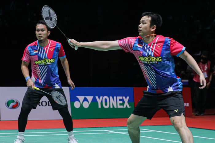 Aksi ganda putra Indonesia, Mohammad Ahsan/Hendra Setiawan, pada laga final Malaysia Masters 2022 di Axiata Arena, Kuala Lumpur, Minggu (10/7/2022)