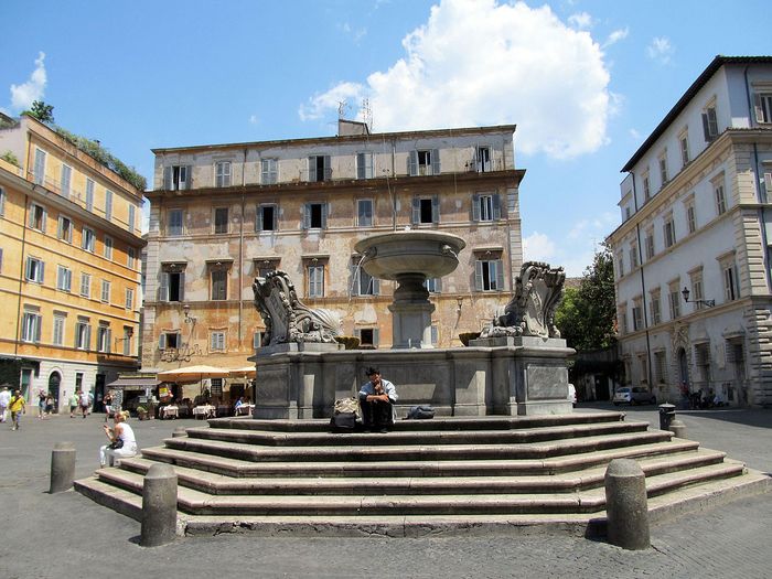 Meski menghabiskan banyak waktu di Forum, Julius Caesar menganggap Trastevere sebagai rumah keduanya.