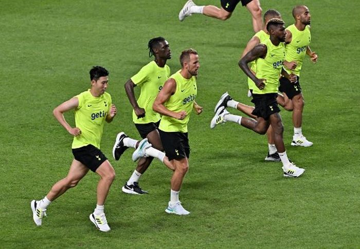 Son Heung-min (kiri bawah) ikut sesi latihan Tottenham Hotspur di Seoul World Cup Stadium (11/7/2022).