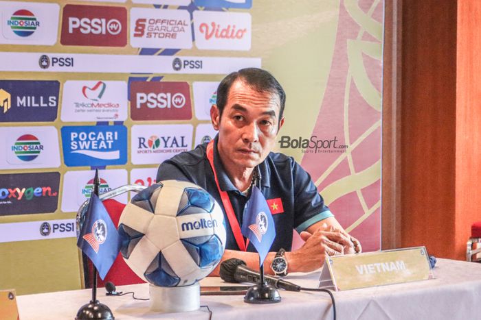 Pelatih timnas U-19 Vietnam, Dinh The Nam, saat sesi jumpa pers di Hotel Century, Senayan, Jakarta, 12 Juli 2022.