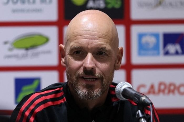 Erik ten Hag dalam jumpa pers jelang duel Manchester United vs Liverpool di Stadion Rajamangala, Bangkok (11/7/2022).