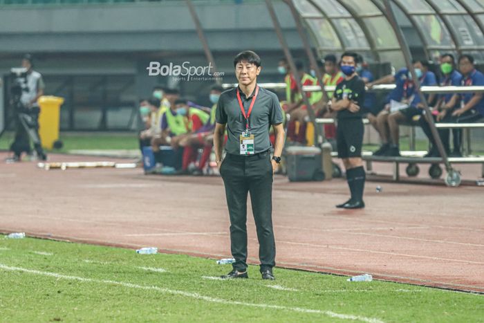 Pelatih timnas U-19 Indonesia, Shin Tae-yong, sedang memantau para pemainnya bertanding di Stadion Patriot Candrabhaga, Bekasi, Jawa Barat, 10 Juli 2022.