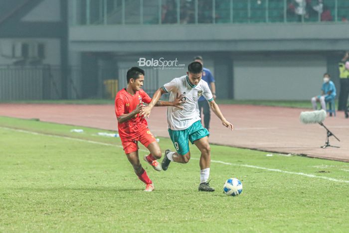 Penyerang timnas U-19 Indonesia, Hokky Caraka Bintang Brilliant (kanan), sedang berusaha melewati pilar timnas U-19 Myanmar bernama Lan Sann Aung (kiri) ketika bertanding  di Stadion Patriot Candrabhaga, Bekasi, Jawa Barat, 10 Juli 2022.