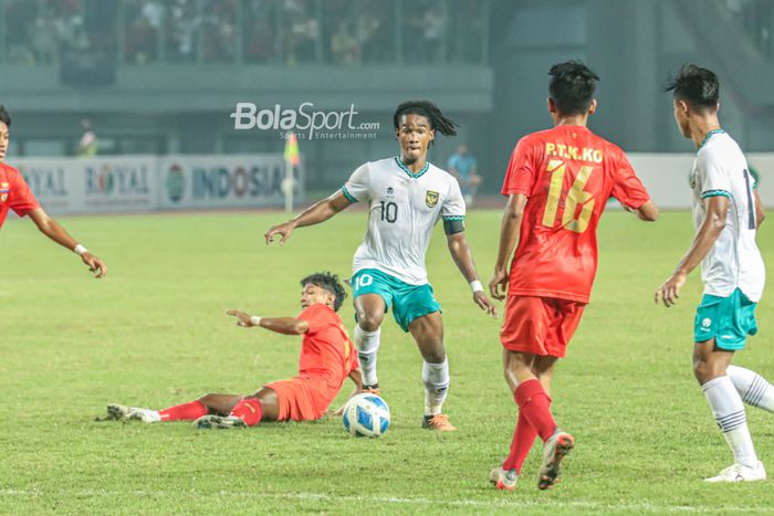 Penyerang timnas U-19 Indonesia, Ronaldo Kwateh (tengah), sedang menguasai bola ketika bertanding  di Stadion Patriot Candrabhaga, Bekasi, Jawa Barat, 10 Juli 2022.