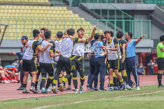 Sejumlah pemain timnas U-19 Malaysia sedang merayakan golnya saat bertanding di Stadion Patriot Candrabhaga, Bekasi, Jawa Barat, 13 Juli 2022.