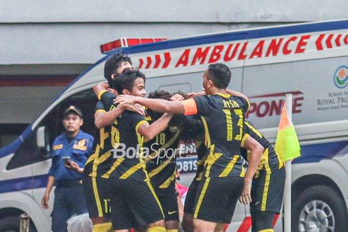 Sejumlah pemain timnas U-19 Malaysia sedang merayakan golnya saat bertanding di Stadion Patriot Candrabhaga, Bekasi, Jawa Barat, 13 Juli 2022.