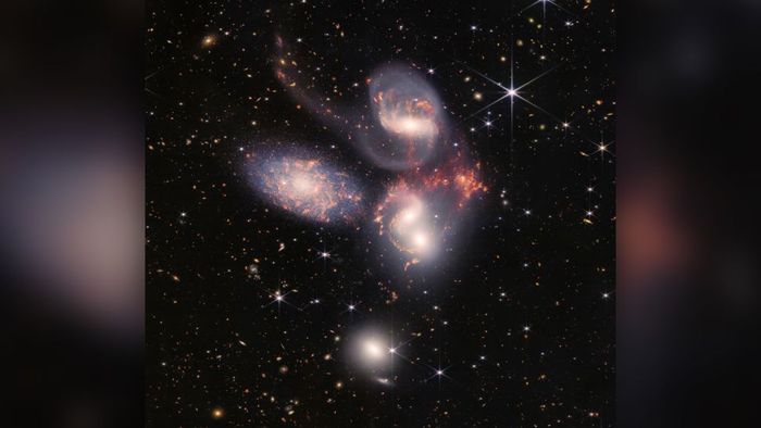 Stephan's Quintet, pengelompokan visual dari lima galaksi, terkenal karena ditampilkan secara menonjol dalam film klasik liburan,