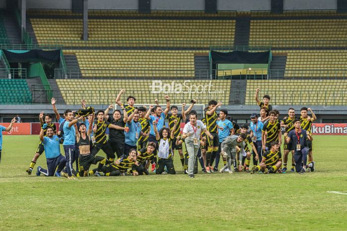 Skuat timnas U-19 Malaysia (skuad timnas U-19 Malaysia) sedang berfoto bersama seusai meraih kemenangan saat bertanding di Stadion Patriot Candrabhaga, Bekasi, Jawa Barat, 13 Juli 2022.