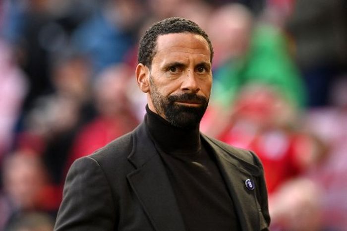 Legenda Manchester United, Rio Ferdinand hadir dalam duel Liga Inggris antara Liverpool vs Tottenham di Anfield (7/5/2022).