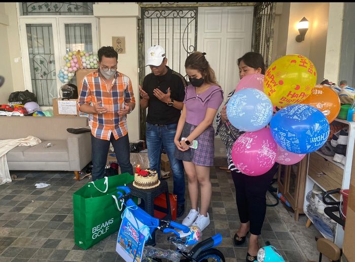 Doddy Sudrajat dan Mayang rayakan ulang tahun Gala di teras rumah Haji Faisal, Kamis (14/7/2022).