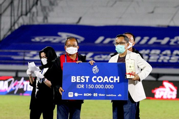 Aji Santoso sebagai best coach Liga 1 2021-2022.