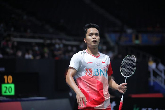 Pebulu tangkis tunggal putra Indonesia, Anthony Sinisuka Ginting, pada babak kedua Singapore Open 2022 di Singapore Indoor Stadium, Kamis (14/7/2022).