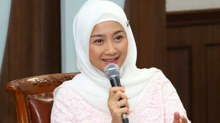 Desy Ratnasari 