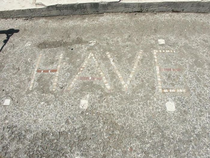 dimakamkan di sebuah makam keluarga di Naples dengan tulisan 