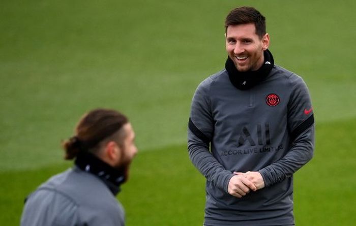 Lionel Messi dan Sergio Ramos dalam sesi latihan Paris Saint-Germain (6/12/2021).