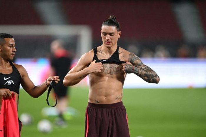 Darwin Nunez (kanan) dalam sesi latihan Liverpool di Stadion Rajamangala, Bangkok (11/7/2022).