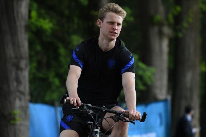 Frenkie de Jong bersepeda saat melakoni kamp latihan timnas Belanda jelang duel Euro 2020 di Zeist (12/6/2021).