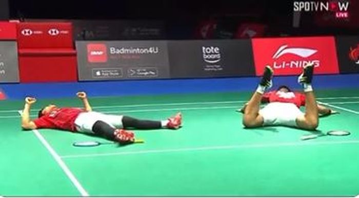 Pasangan ganda putra Indonesia, Leo Rolly Carnando/Daniel Marthin, keluar sebagai kampiun Singapore Open 2022 usai merampungkan laga yang bertajuk All Indonesian Finals di Singapore Indoor Stadium, Minggu (17/7/2022).