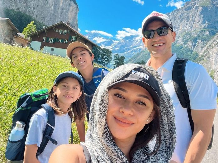 Keluarga Andrew White dan Nana Mirdad