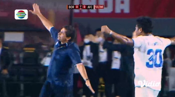 Eduardo Almeida berselebrasi provokatif usai membawa Arema FC menjuarai Piala Presiden 2022 (17/7/2022). 