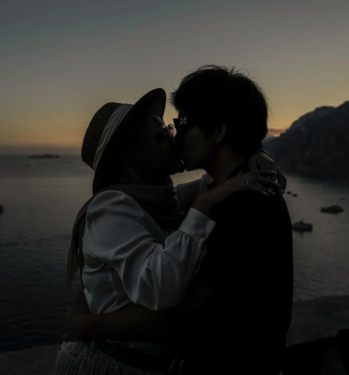 Potret Atta dan Aurel Hermansyah berciuman saat liburan ke Italia