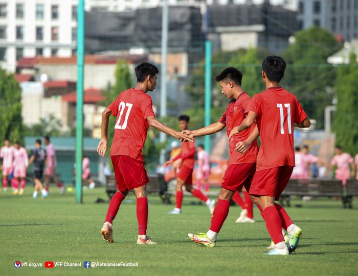 Skuad timnas U-16 Vietnam merayakan gol saat menghadapi tim U-19 Hanoi jelang Piala AFF U-16 2022.