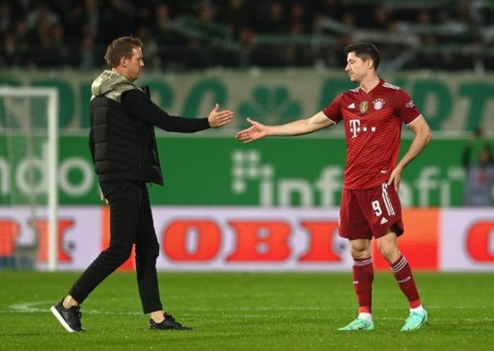 Pelatih Bayern Muenchen, Julian Nagelsmann, bersalaman dengan Robert Lewandowski, seusai laga Bundesliga kontra Greuther Fuerth di Fuerth, 24 September 2021.