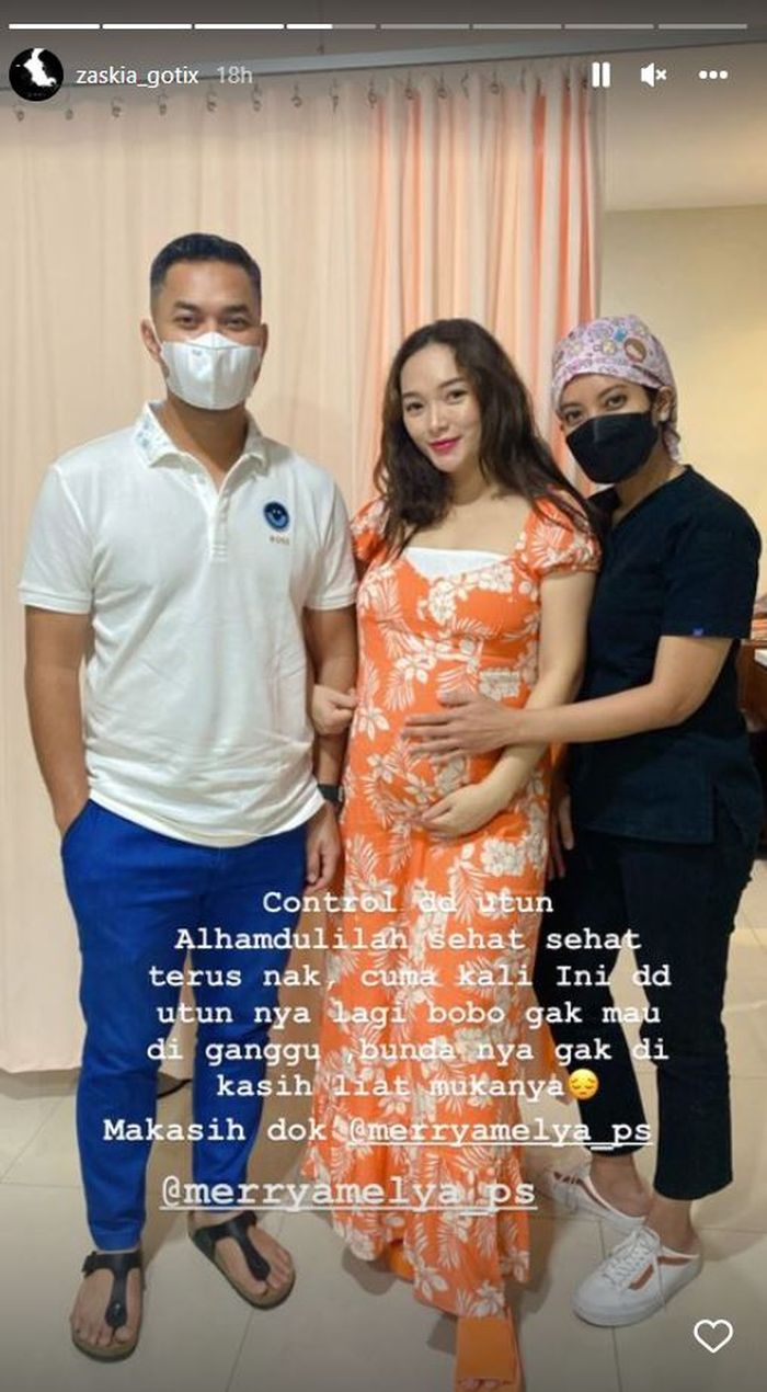 Potret mesra Sirajudin Mahmud dan Zaskia Gotik saat kontrol kandungan.