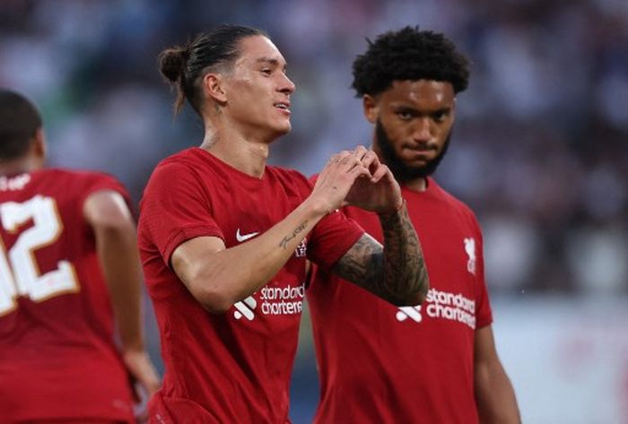 Darwin Nunez (kiri) mencetak 4 gol pada duel pramusim Liverpool melawan RB Leipzig di Red Bull Arena, Leipzig (21/7/2022).