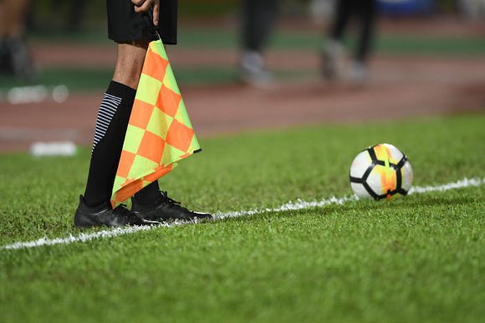 Seorang asisten wasit dengan bendera.