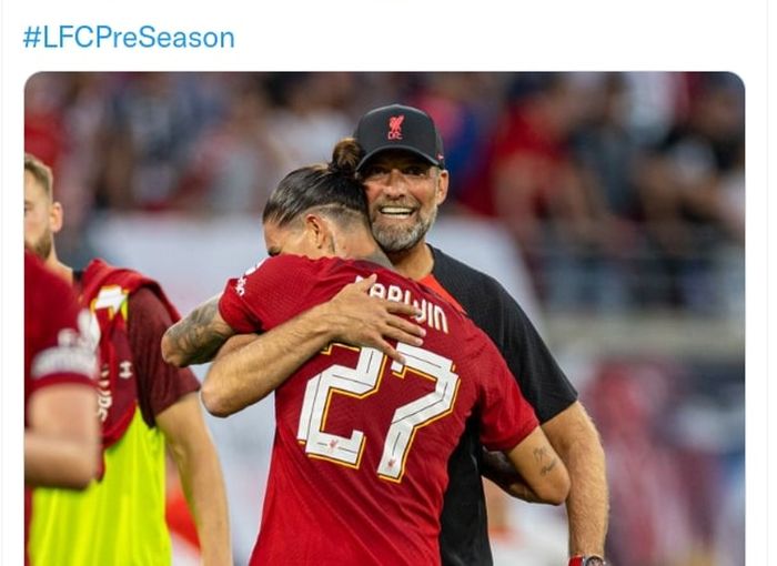 Darwin Nunez berpelukan dengan Juergen Klopp usai Liverpool menggilas RB Leipzig dalam duel uji coba di Red Bull Arena (21/7/2022).