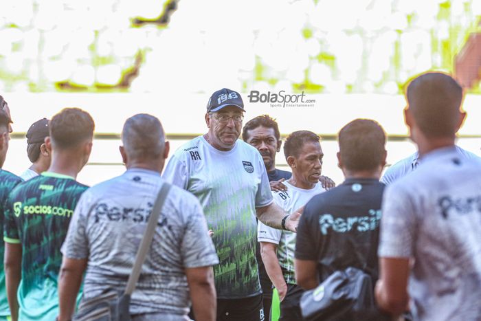 Pelatih Persib Bandung, Robert Rene Alberts (pakai topi), sedang memberikan arahan kepada para pemainnya saat sesi latihan di Stadion Wibawa Mukti, Cikarang, Jawa Barat, 23 Juli 2022.