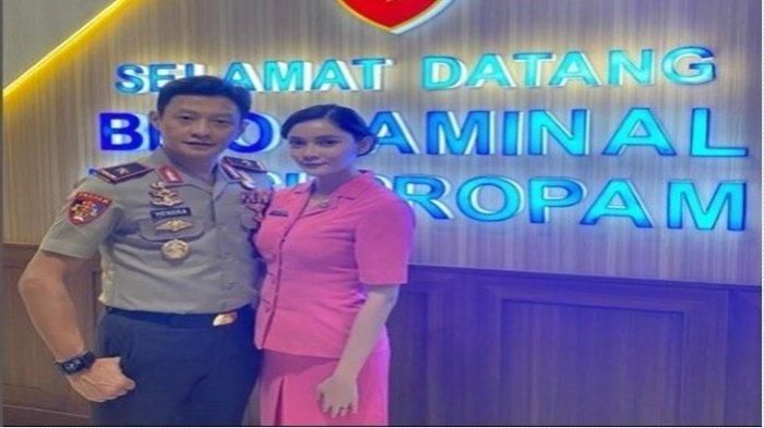 Brigjen Hendra Kurniawan bersama istrinya, Seali 