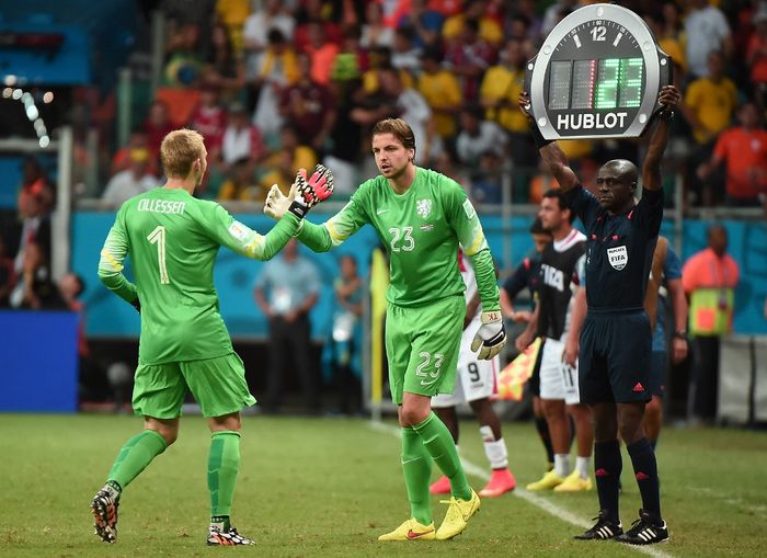 Kiper timnas Belanda, Jasper Cillessen, diganti dengan Tim Krul dalam laga perempat final Piala Dunia 2014 kontra timnas Kosta Rika di Stadion Fonte Nova Arena, 5 Juli 2014.