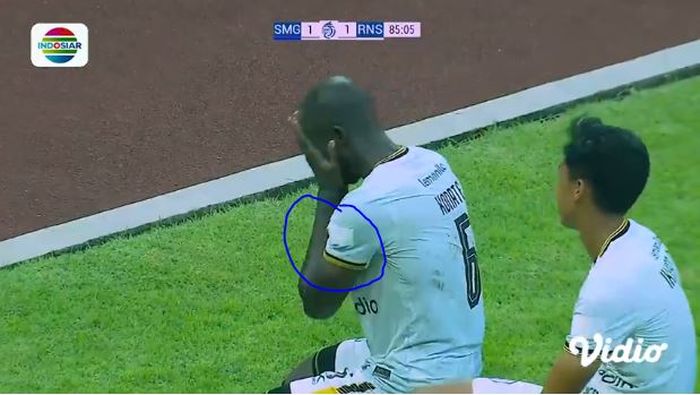 RANS Nusantara FC memakai jersey penuh tambalan saat melawan PSIS Semarang dalam laga perdana Liga 1 2022-2023, di Stadion Jatidiri, Semarang, Jawa Tengah, Sabtu (23/7/2022).