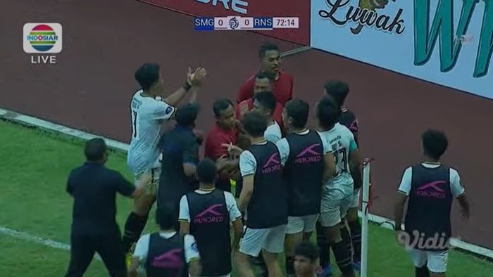 Protes keras skuat Rans Nusantara FC atas penalti kontroversial PSIS Semarang (23/7/2022). 