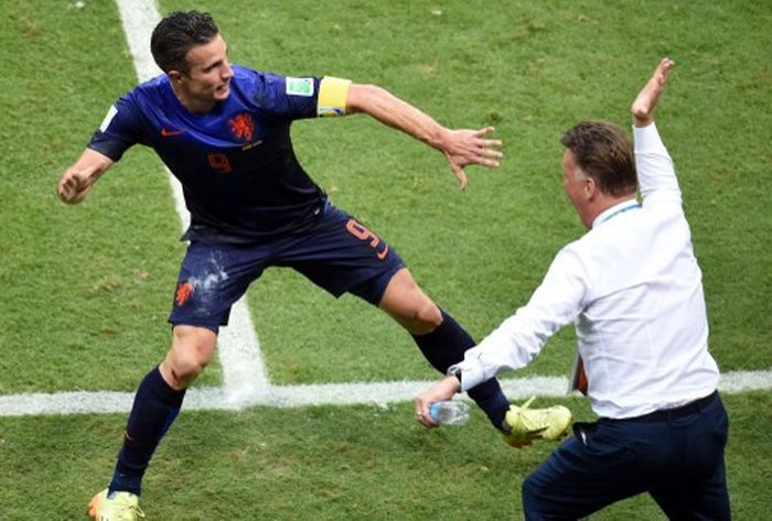 Striker timnas Belanda, Robin van Persie, melakukan selebrasi bersama pelatih Louis van Gaal dalam laga Grup B Piala Dunia 2014 kontra timnas Spanyol di Stadion Fonte Nova Arena, 13 Juni 2014.