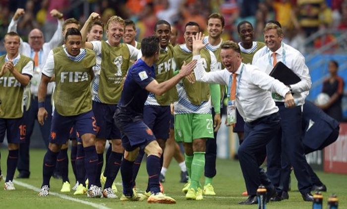 Striker timnas Belanda, Robin van Persie, melakukan selebrasi bersama pelatih Louis van Gaal dalam laga Grup B Piala Dunia 2014 kontra timnas Spanyol di Stadion Fonte Nova Arena, 13 Juni 2014.