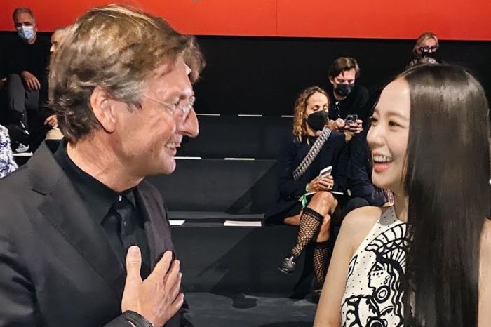 Potret Pietro Beccari bertemu Jisoo di acara Dior Fall 2022 in Seoul.