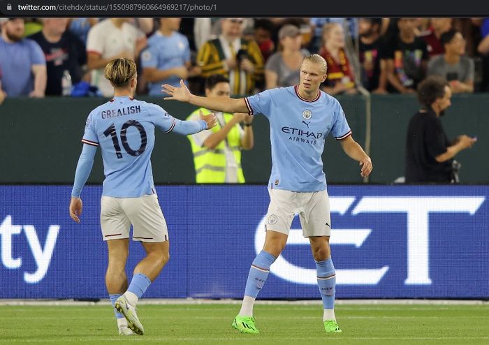 Erling Haaland bersalaman dengan Jack Grealish, pemberi assist dalam laga Manchester City kontra Bayern Muenchen.