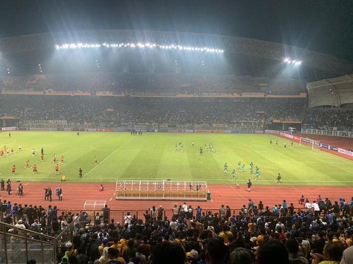 Suasana penonton di laga Bhayangkara FC vs Persib Bandung di Stadion Wibawa Mukti, Minggu (24/7/2022)