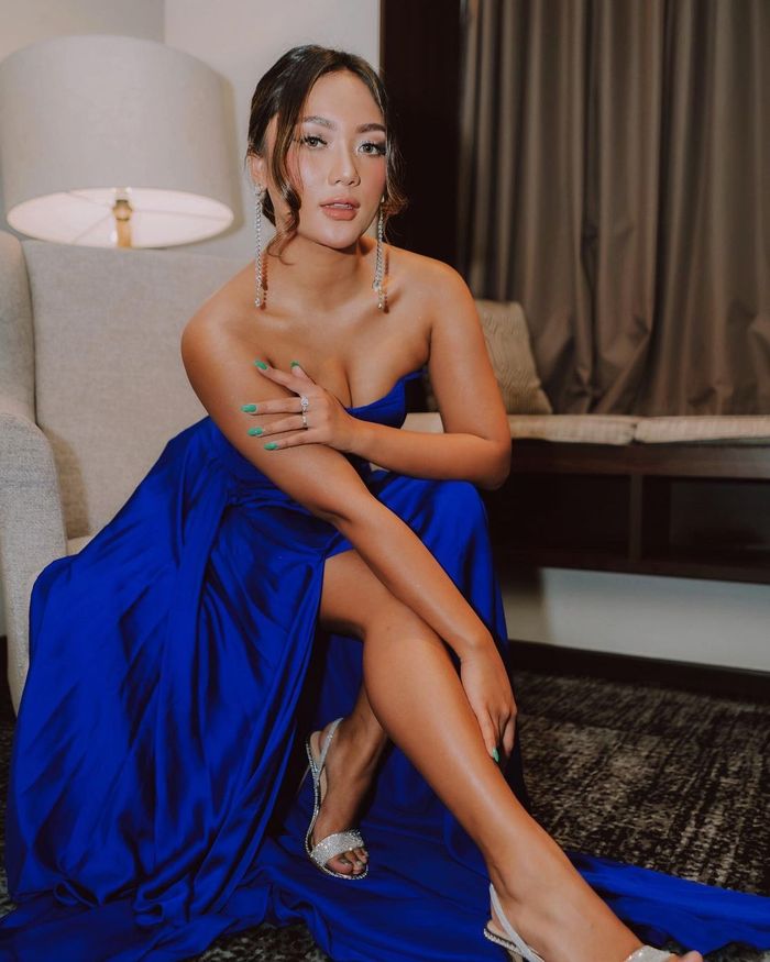 Marion Jola dalam balutan gaun strapless