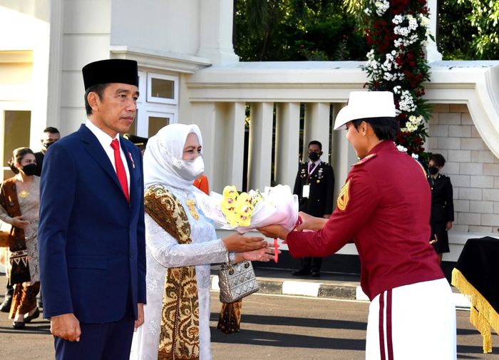 Ibu Negara Iriana Jokowi dan Presiden Jokowi saat hadiri Upacara Peringatan ke-76 Hari Bhayangkara di Semarang