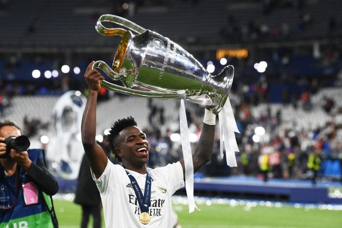 Winger Real Madrid, Vinicius Junior, mengangkat trofi Liga Champions seusai laga final kontra Liverpool di Stadion Stade de France, 28 Mei 2022.