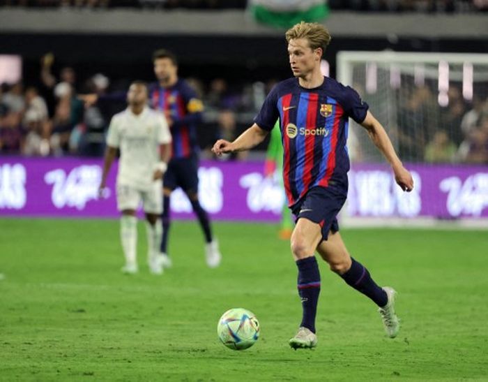 Frenkie de Jong saat beraksi membela Barcelona menghadapi Real Madrid di Allegiant Stadium, Las Vegas (23/7/2022).