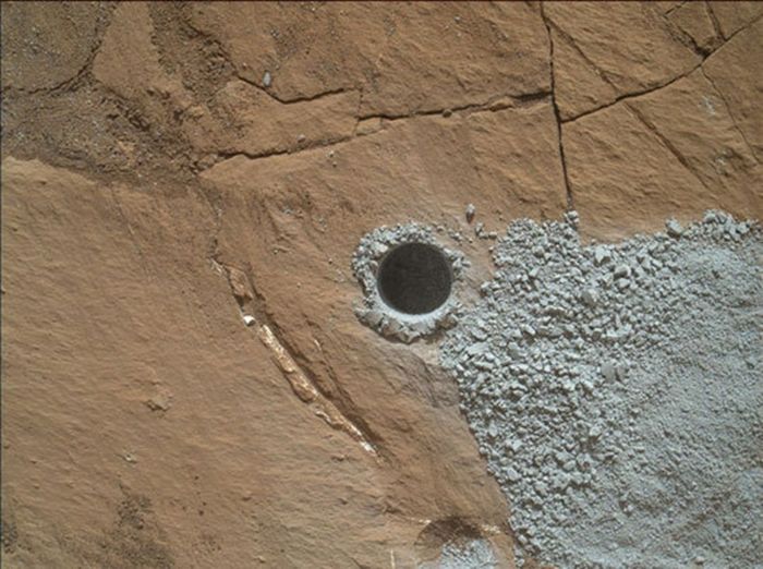 NASA Curiosity Mars Rover mengebor lubang ini untuk mengumpulkan bahan sampel dari target batu yang disebut Buckskin pada 30 Juli 2015. Diameter lubang sedikit lebih kecil dari uang koin AS. Serbuk batu dari lokasi pengeboran kemudian dikirim ke laboratorium di dalam rover dan ditemukan mengandung mineral langka tridimit.