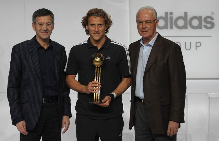 Striker timnas Uruguay, Diego Forlan (tengah), menerima penghargaan Golden Ball di markas besar Adidas, Herzogenaurach, Jerman, 14 Desember 2010.